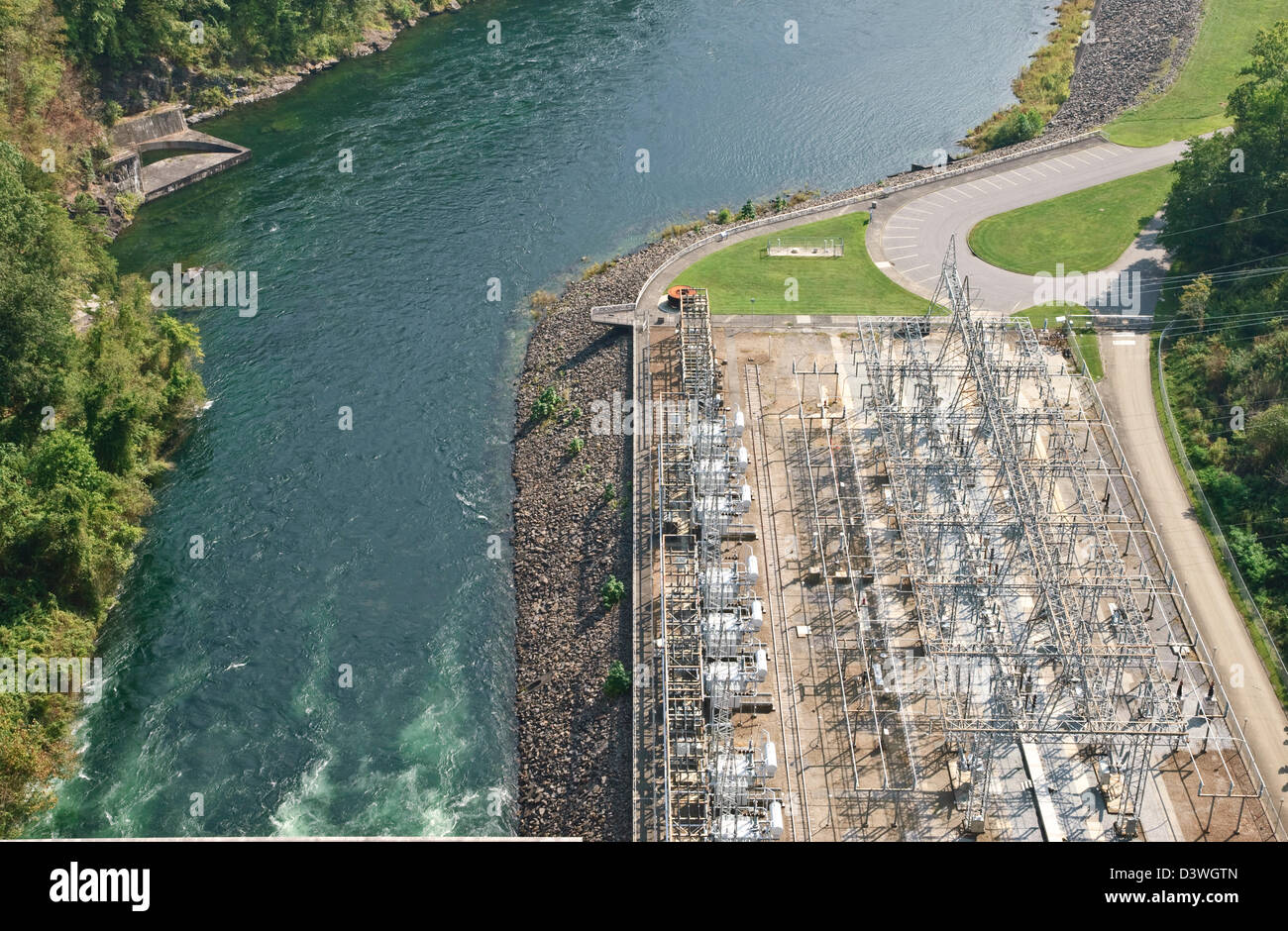 Der Fluss neben ein großes Kraftwerk unter einen Damm. Stockfoto