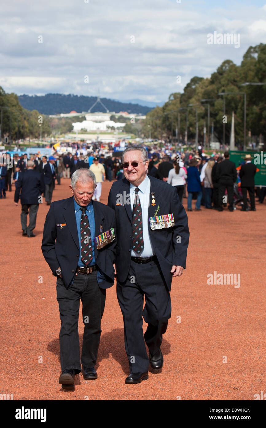 Kriegsveteranen versammeln sich zum Anzac Day Gedenkfeiern. Canberra, Australian Capital Territory (ACT), Australien Stockfoto