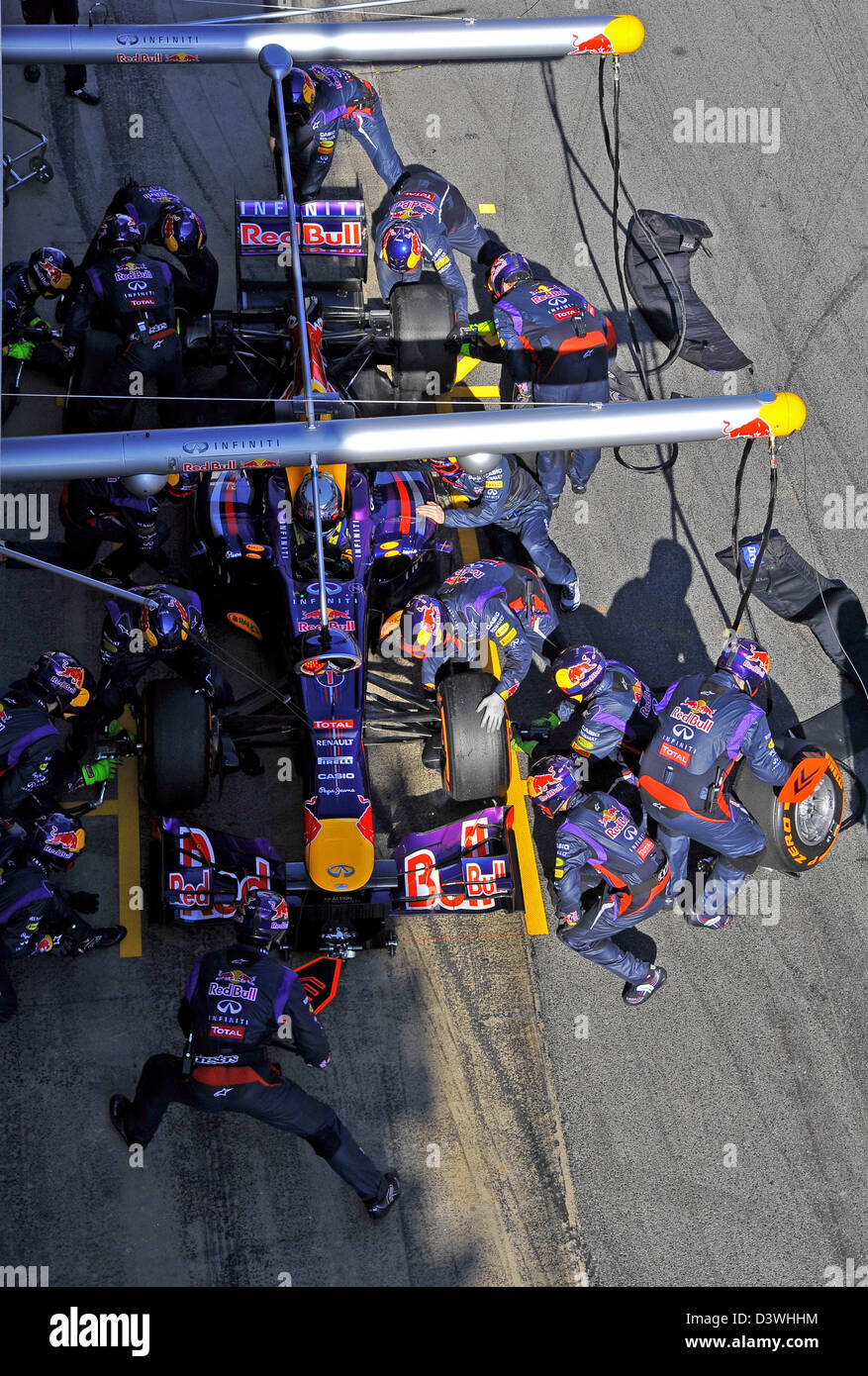 Sebastian Vettel (GER), Red Bull Racing RB9 und seine Mechaniker üben Boxenstopp bei Formel-1-Tests am Circuit de Catalunya Stockfoto