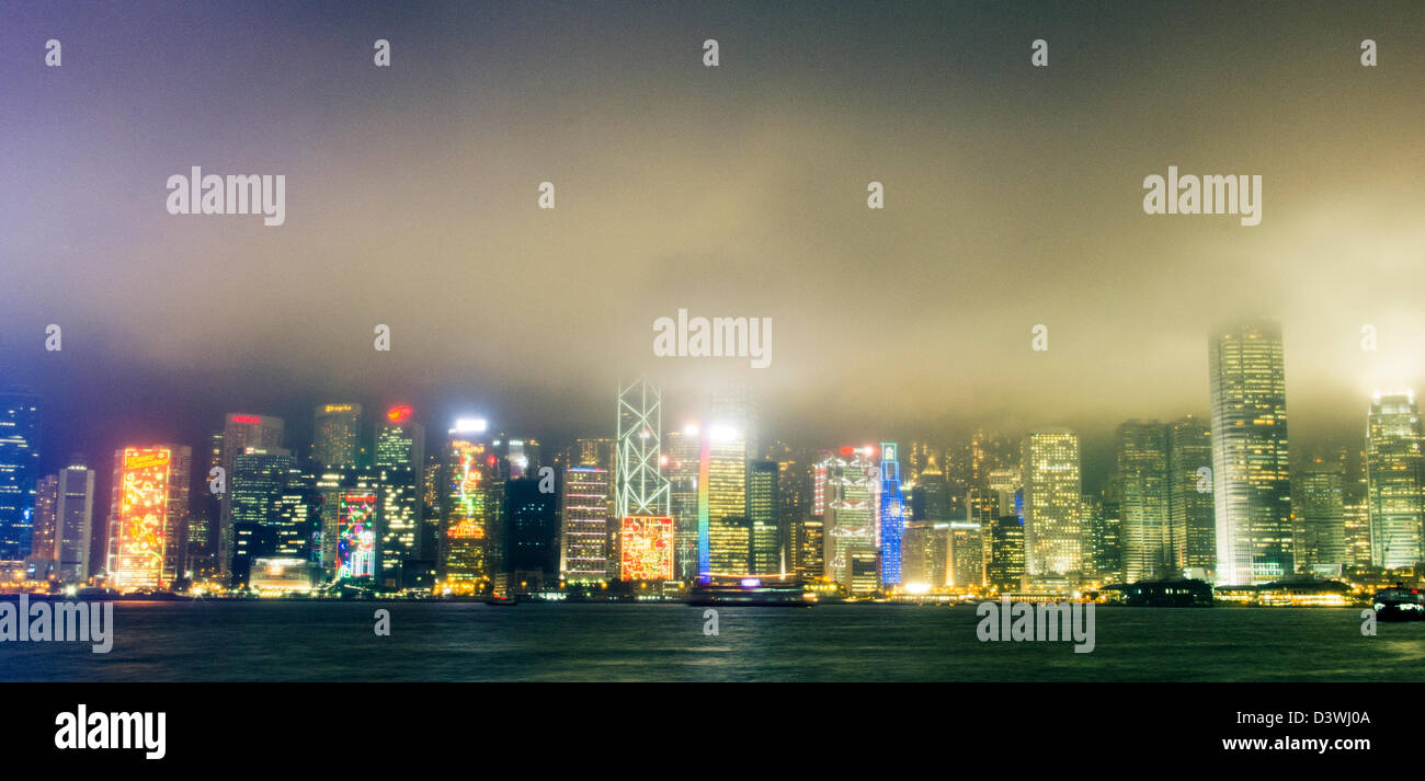 Victoria Harbour in einer nebligen Nacht, Hong Kong, China. Panorama-Blick. Stockfoto