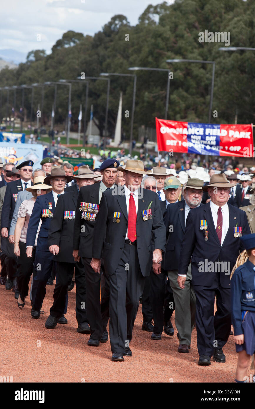 Kriegsveteranen marschieren entlang der Anzac Parade bei Anzac Day Gedenkfeiern. Canberra, Australian Capital Territory, Australien Stockfoto