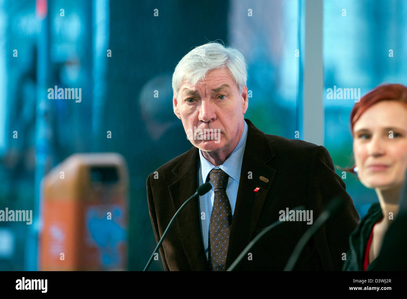 Fabuary 25, Berlin - Deutschland. Presseerklärung des Vorsitzenden des deutschen Confederation of Trade Unions, Michael Sommer. Michael Sommer hat der Vorsitzende des Deutschen Gewerkschaftsbund, eine Presseerklärung heute in Berlin zusammen mit der Partei-Vorsitzende der Linkspartei (Die Linke), Katja Kipping und Bernd Rixinger. Die wichtigsten Themen der Pressekonferenz wurden die aktuelle wirtschaftliche Situation in Deutschland und die Perspektiven für die nächste Bundestagswahl im September. Credits: Kredit: Gonçalo Silva / Alamy Live News. Stockfoto