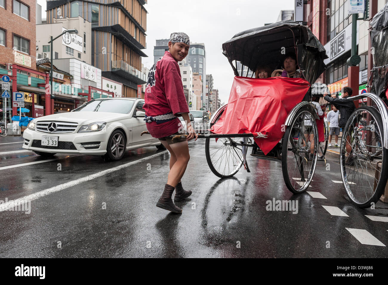 Man drückt eine Rikscha an einem regnerischen Tag, Tokio, Japan, Asien Stockfoto