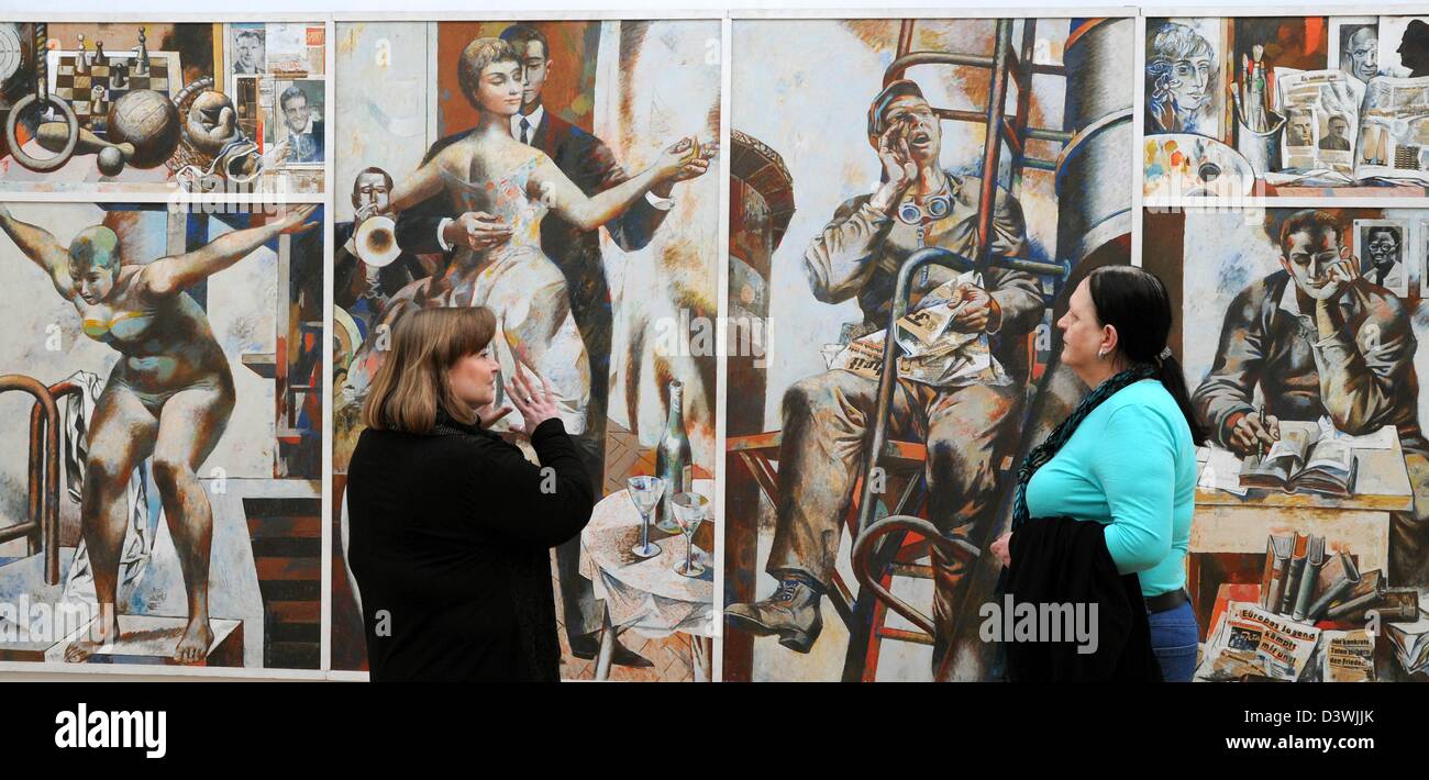 Merseburg, Deutschland, 25. Februar 2013. Sitte der Tochter, Musikwissenschaftler Sarah Rohrberg (L) steht mit einem Besucher vor dem Gemälde "Unsere Jugend" (unsere Jugend, L) des Künstlers Willi Sitte in der Ausstellung "Leben Mit Lust Und Liebe" (beleuchtet: Leben mit Leidenschaft und Liebe) in der Willi-Sitte-Galerie in Merseburg, Deutschland, 25. Februar 2013. Rund 55 Gemälde und Zeichnungen des umstrittenen zeitgenössischen Malers Willi Sitte werden hier bis Januar 2013 gezeigt. Sitte, der schwer krank ist, schaltet sich 92 am 28. Februar. Foto: Waltraud Grubitschz Stockfoto