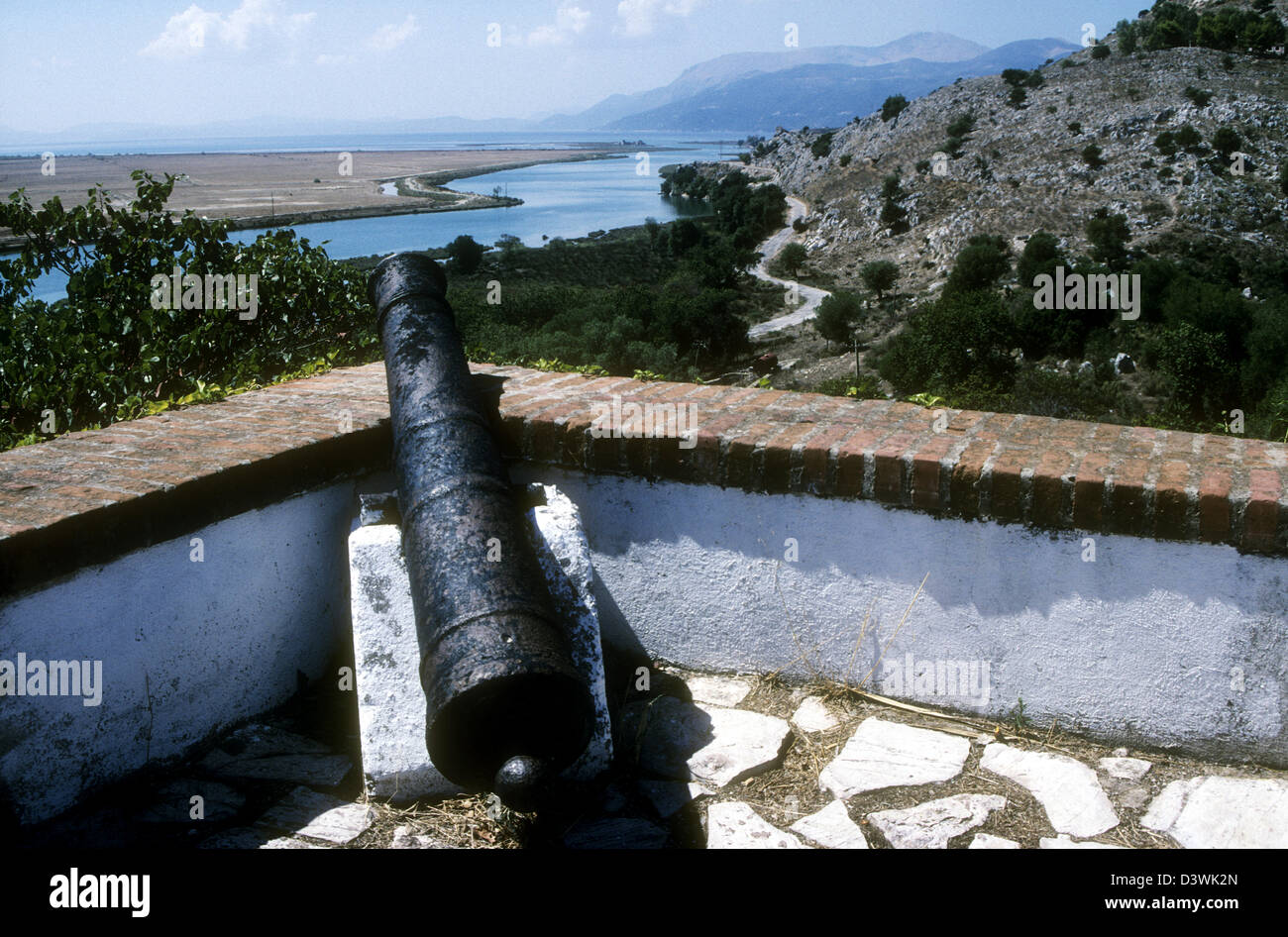 Eine alte Kanone auf der Oberseite Befestigungen mit Blick auf den Vivari-Kanal oder Butrinto River bei Butrint im Süd-westlichen Albanien. Stockfoto