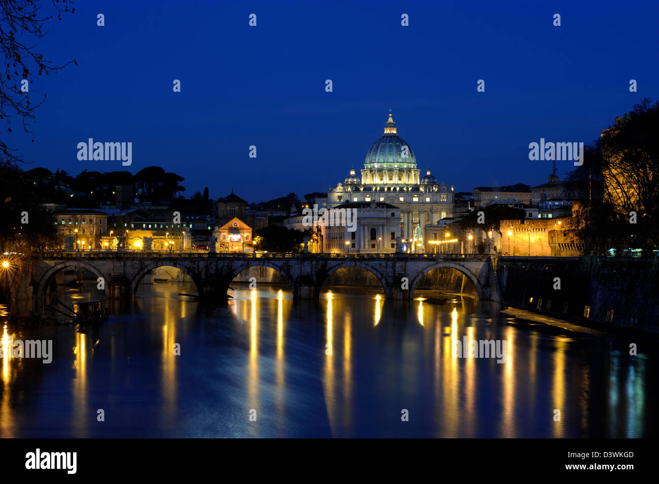 Italien, Rom, Tiber, Sant'Angelo-Brücke und Petersdom bei Nacht Stockfoto