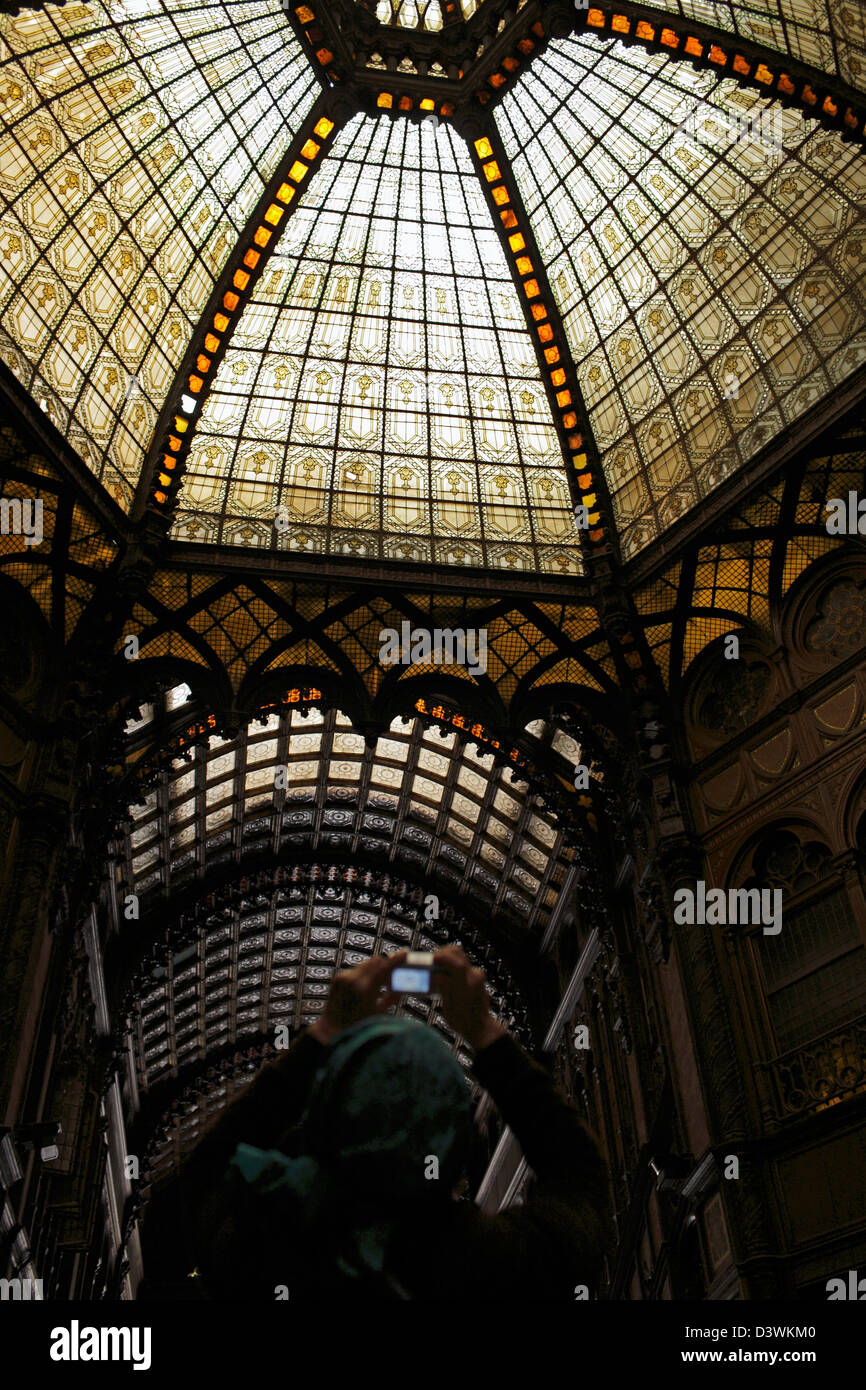 Budapest, Ungarn, ein Tourist fotografiert Udvar das Glasdach der Passage Pariszi Stockfoto