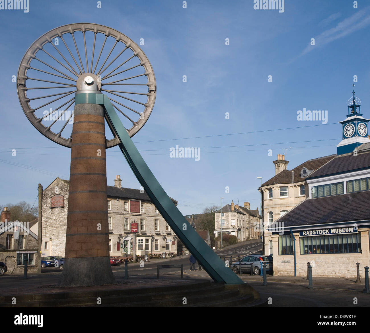 Alten verwinkelten Rad Denkmal für Kohle-Bergbau-Erbe des Somerset Kohlenreviers, Radstock, Somerset, England Stockfoto