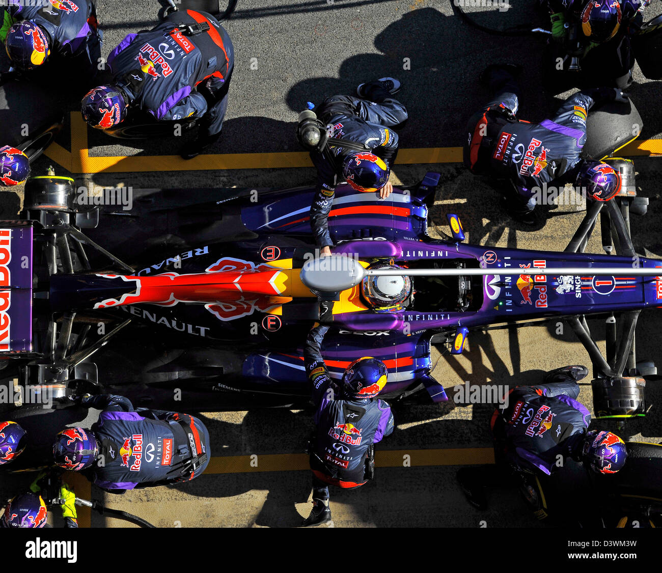 Sebastian Vettel (GER), Red Bull Racing RB9 und seine Mechaniker üben Boxenstopp bei Formel-1-Tests am Circuit de Catalunya Stockfoto