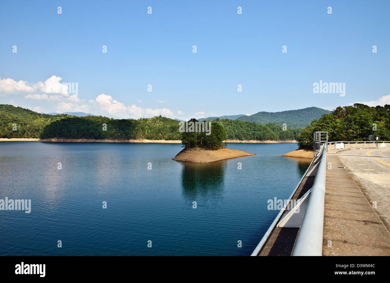 Fontana Lake im Spätsommer mit dem Wasserstand nach unten durch eine Trockenzeit. Stockfoto