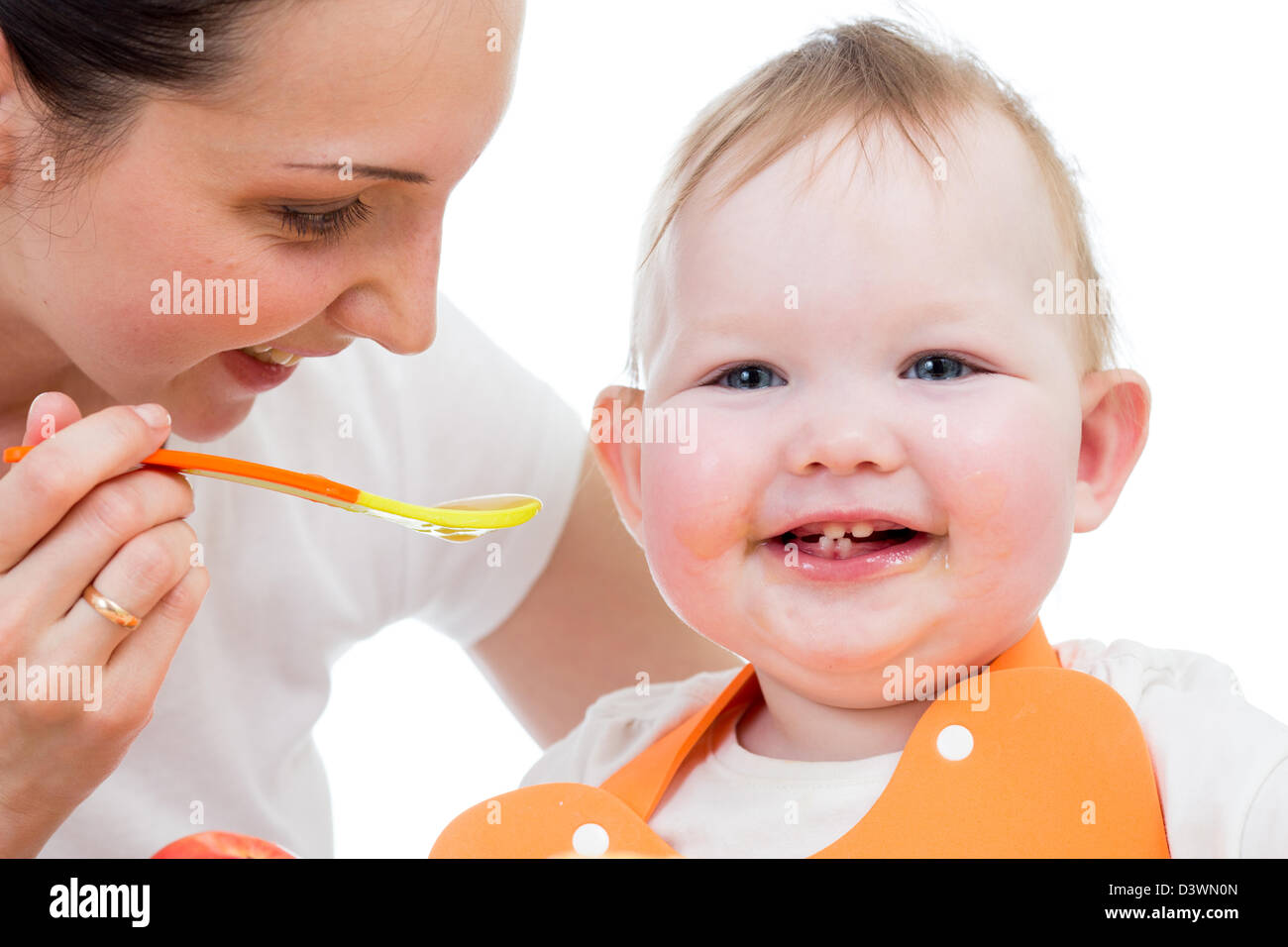 junge Mutter abfüttern glückliche Tochter Stockfoto