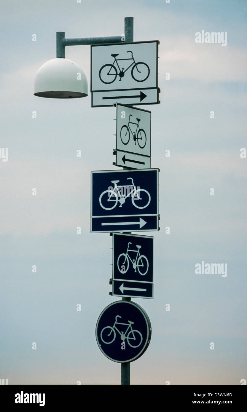 Fahrrad-Schilder an einem Pfosten Stockfoto