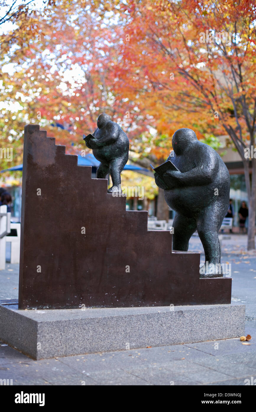 "Auf der Treppe" Skulptur von Keld Moseholm. Civic, Canberra, Australian Capital Territory (ACT), Australien Stockfoto