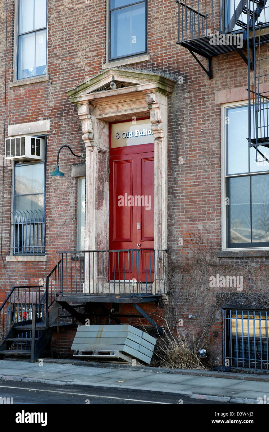 Close UP der Eingangstür, eine denkmalgeschützte alte Lagergebäude in Brooklyn, NY, USA, Waterfront Stockfoto