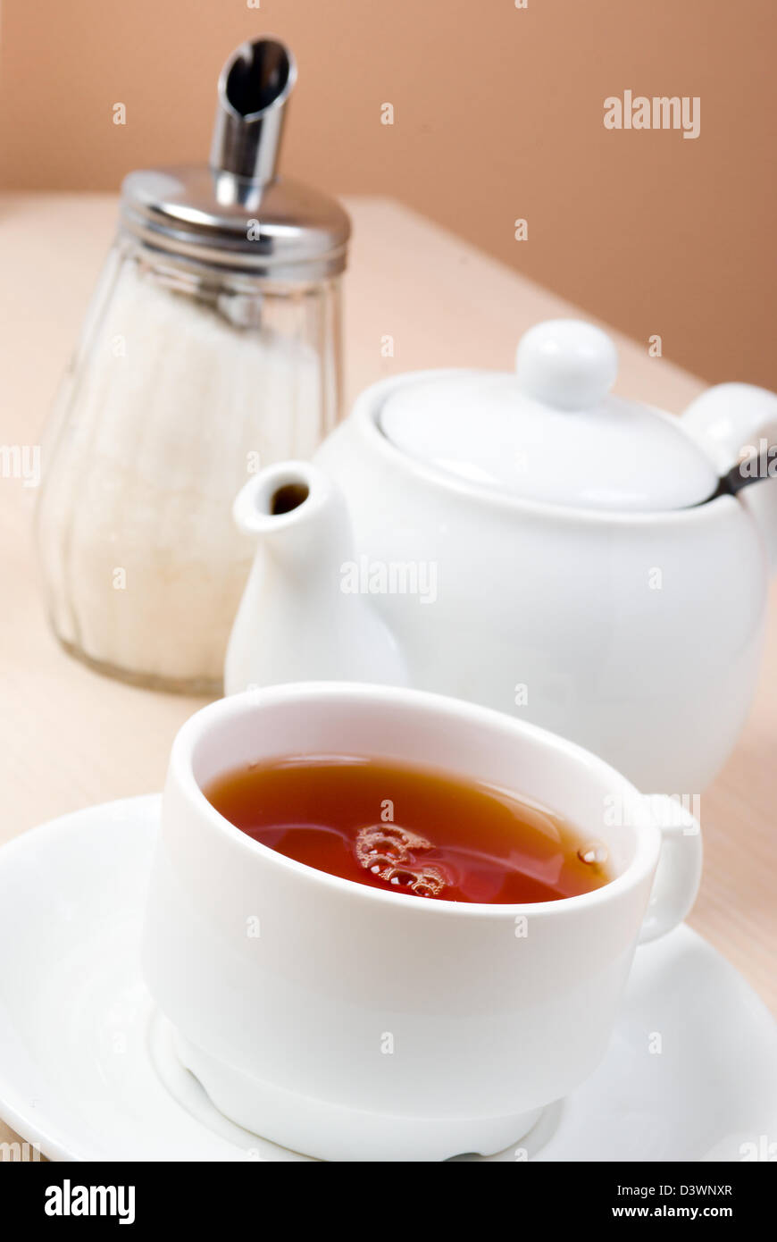 Tassen Tee mit einer Teekanne lässt sich Stockfoto