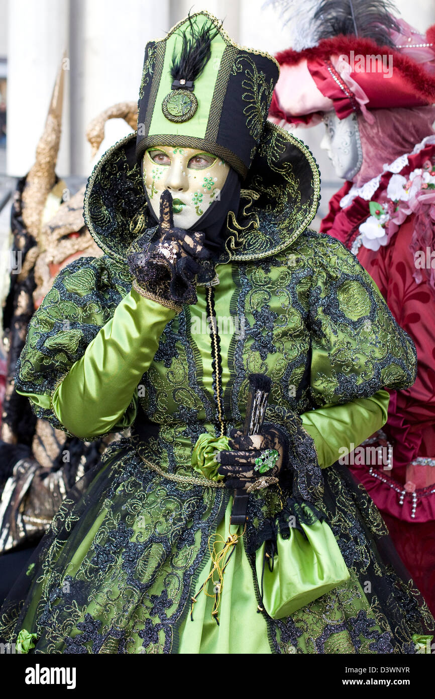 Traditionelle venezianische Masken getragen auf dem Karneval von Venedig in San Marco Platz Venedig Stockfoto