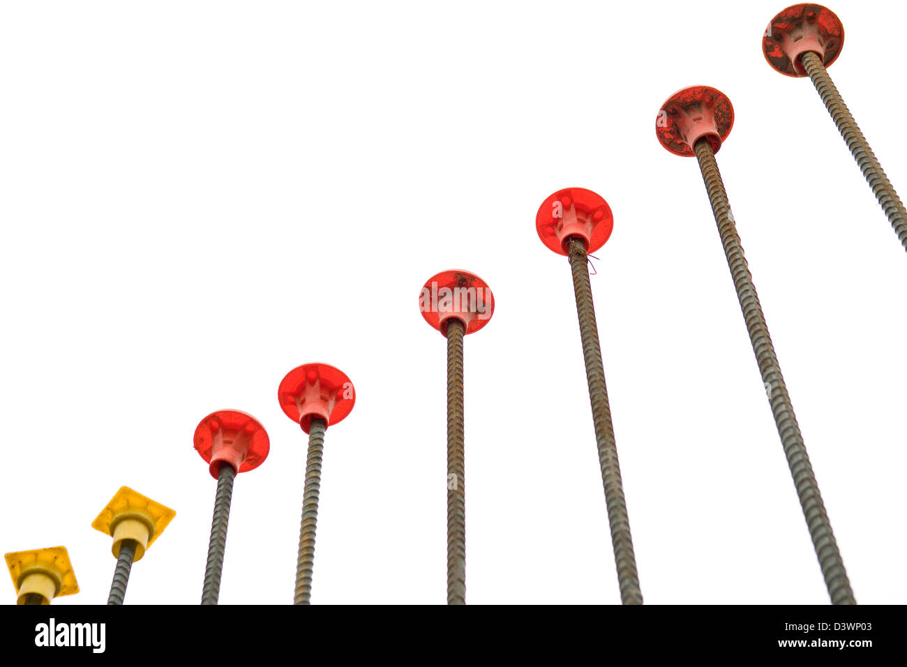 Betonstahl mit Safety Caps auf einer Baustelle. Stockfoto