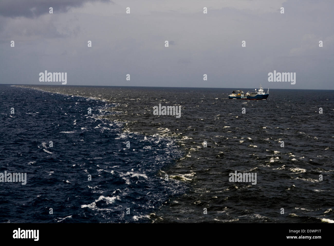 200 km Weg vom Land, Amazon River auf dem Meer, mit verschiedenen Farben des Wassers angezeigt werden kann. Stockfoto