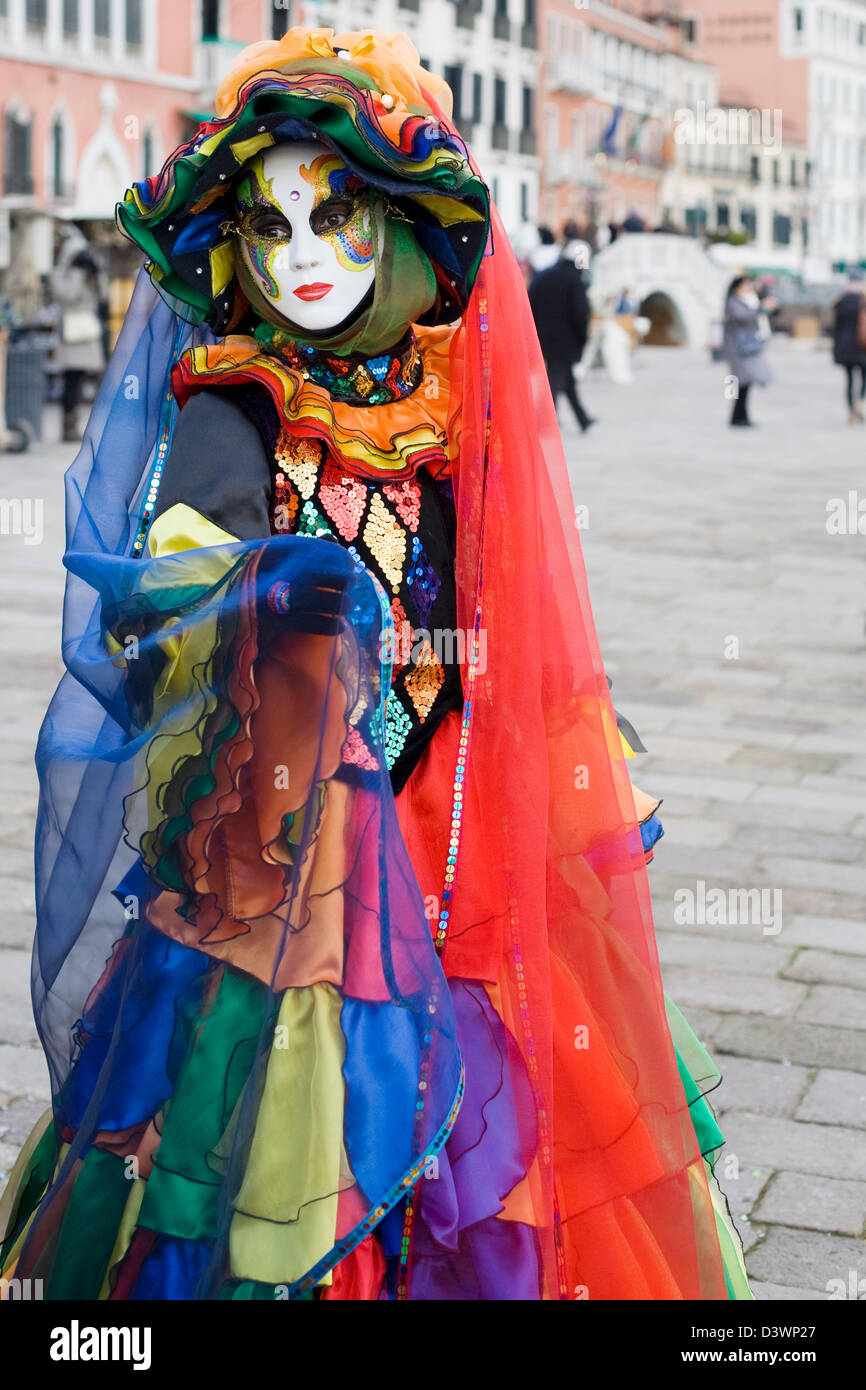 Traditionelle venezianische Masken getragen auf dem Karneval von Venedig in San Marco Platz Venedig Stockfoto