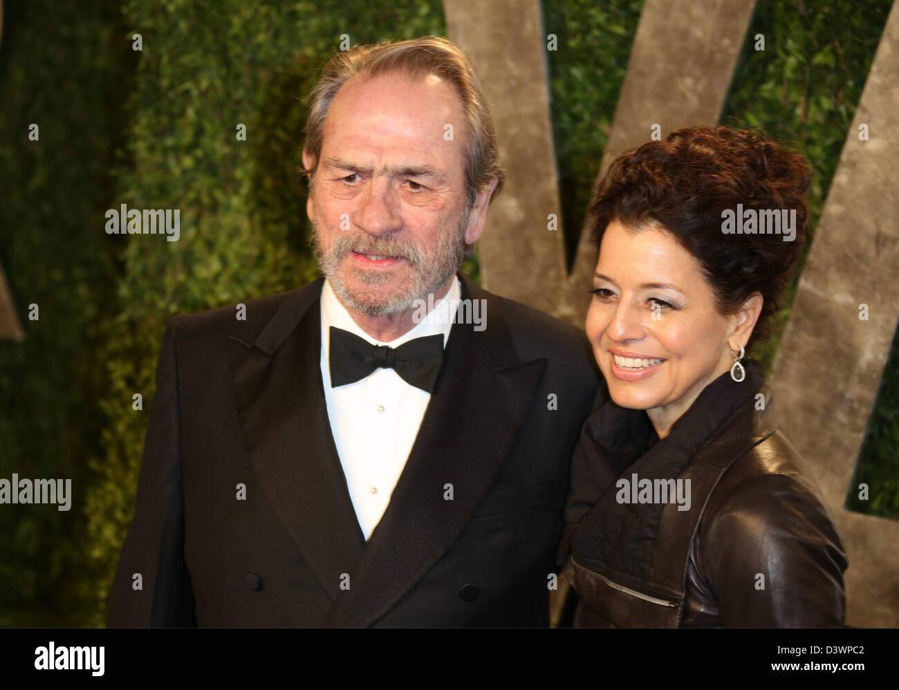 Schauspieler Tommy Lee Jones und seine Frau Dawn Laurel-Jones kommen bei der Vanity Fair Oscar Party im Sunset Tower in West Hollywood, Los Angeles, USA, am 24. Februar 2013. Foto: Hubert Boesl Stockfoto