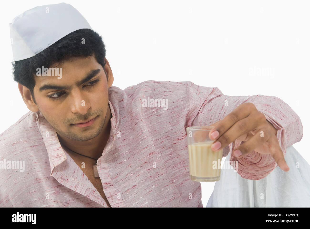Mann auf der Suche auf das Glas Tee Stockfoto