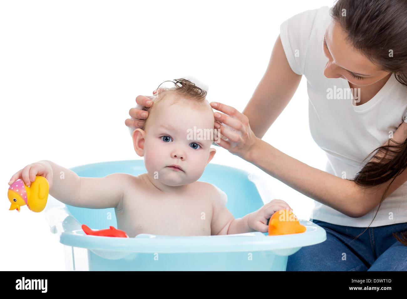 Mutter, die ihr kleines Mädchen in der Badewanne mit Schaum zu waschen Stockfoto