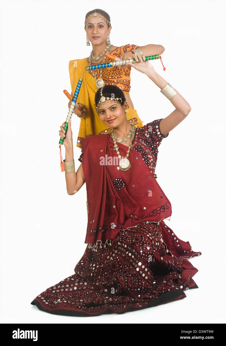 Zwei Frauen, die Durchführung von dandiya Stockfoto