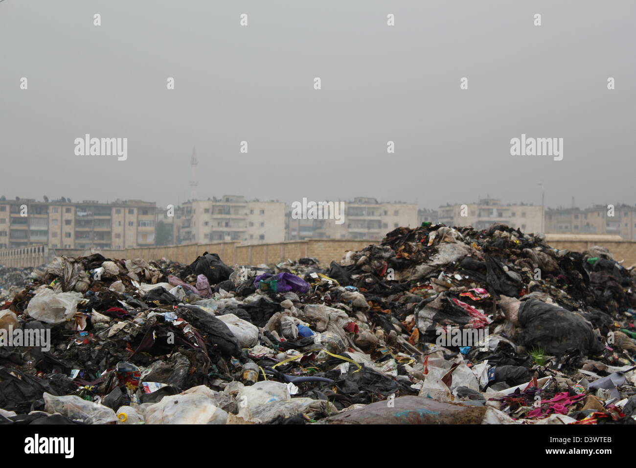 Stinkenden Müll gestapelt hoch in Aleppo, Syrien. Stockfoto