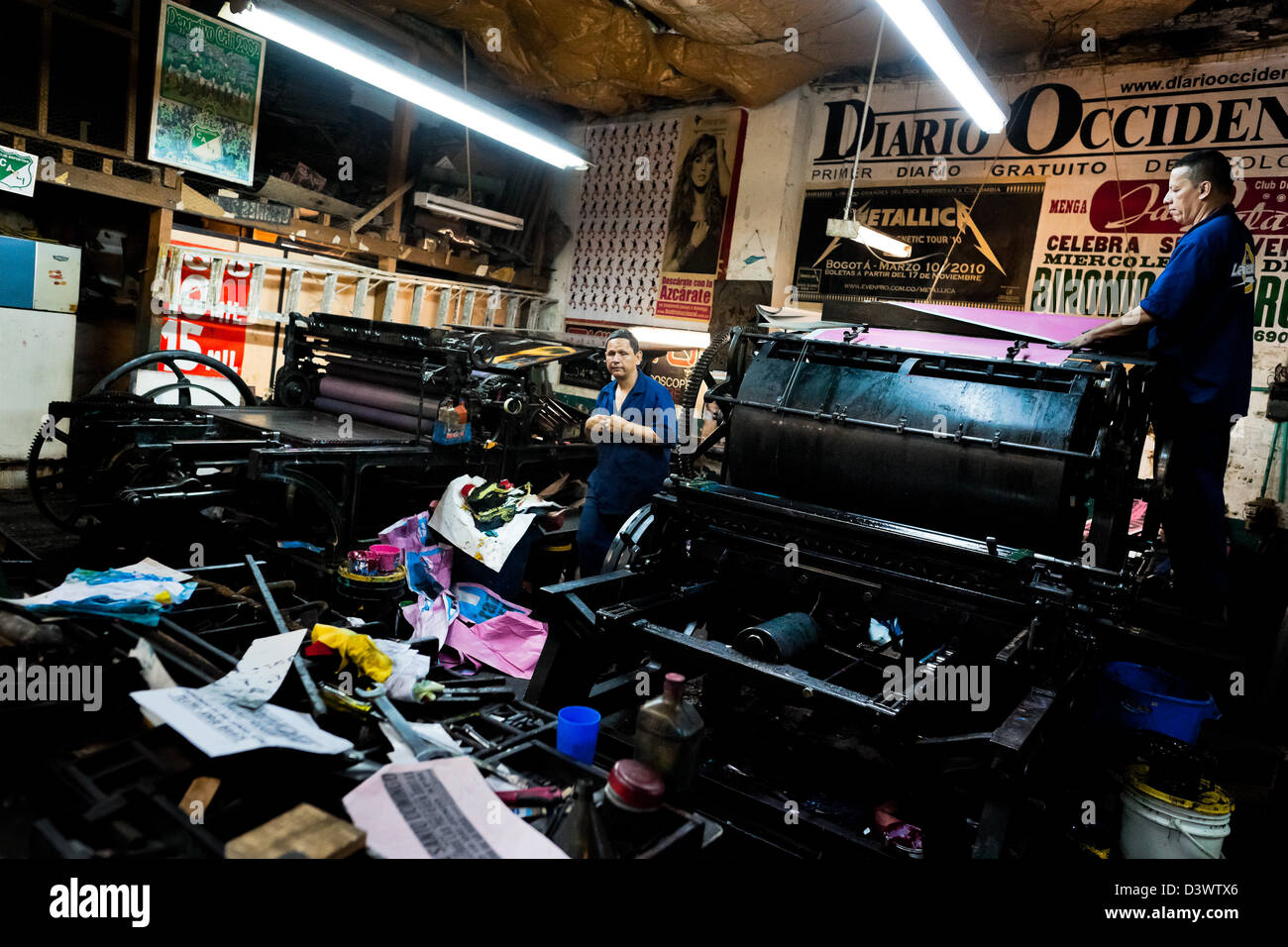 Kolumbianischer Meister Drucker bereiten die alten Buchdruck Maschinen für eine neue Ladung in der Druckerei in Cali, Kolumbien. Stockfoto