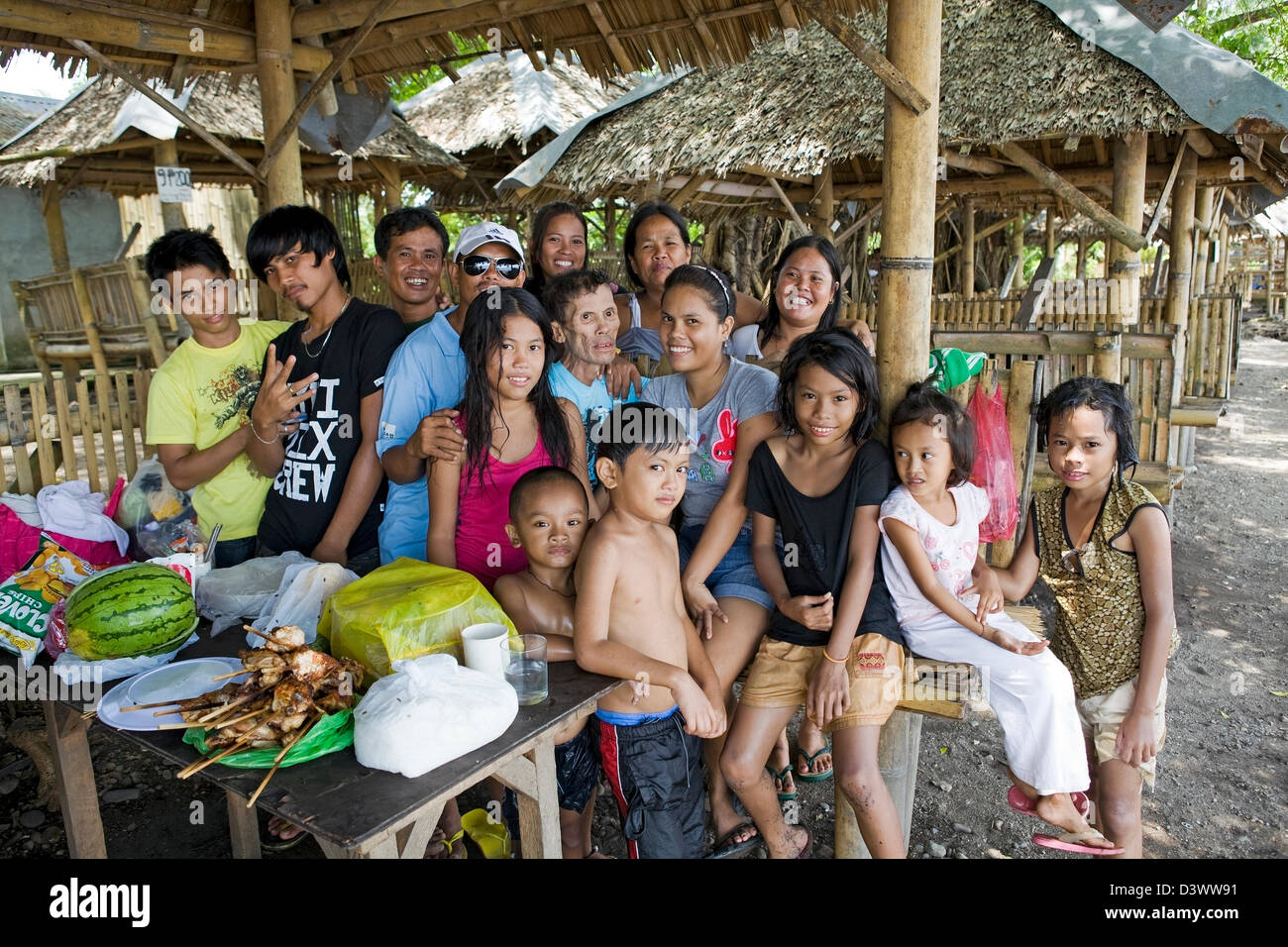 Große erweiterte Familie Portrait in Luzon, Philippinen. Stockfoto