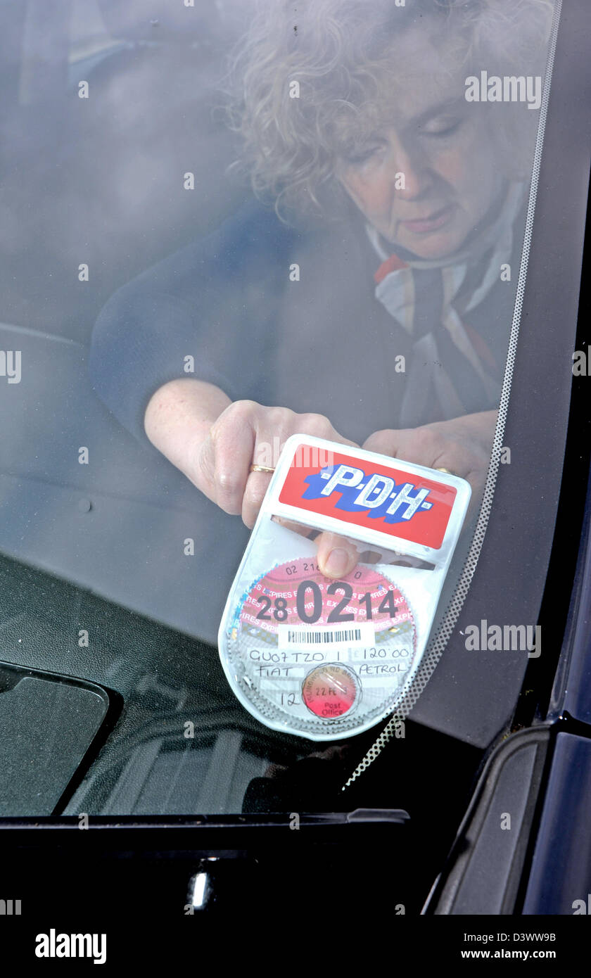 Neue Auto-Vignette für das Jahr 2013 im Auto Windschutzscheibe von Fahrerin setzen Stockfoto