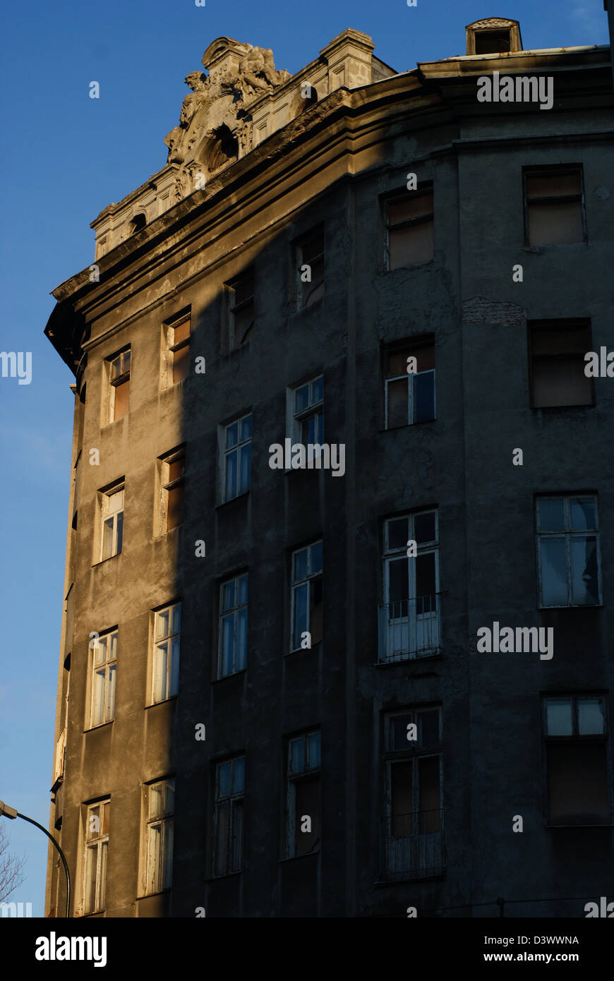 Ein vernachlässigtes Mietshaus von Wolf Krongold namens Pekin in der Zlota Straße 83 in Warschau. Dreckiges Fenster, undichte Wände und leere Wohnungen im alten Gebäude Stockfoto