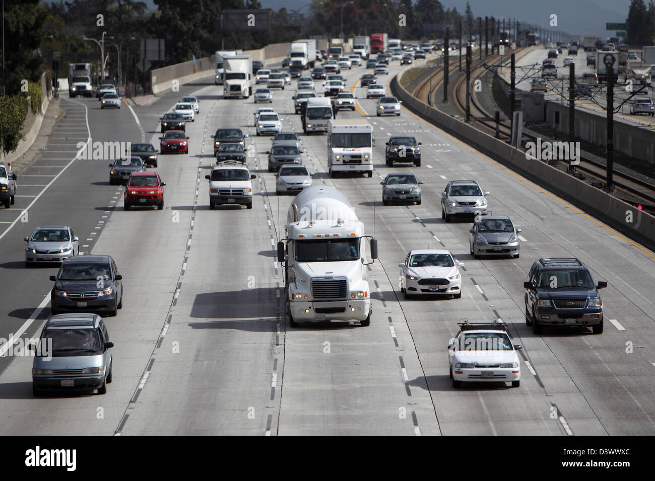 LOS ANGELES, Kalifornien, USA - 21. Februar 2013 - Verkehr auf der 210 Autobahn in Pasadena im LA County am 21. Februar 2013. Stockfoto