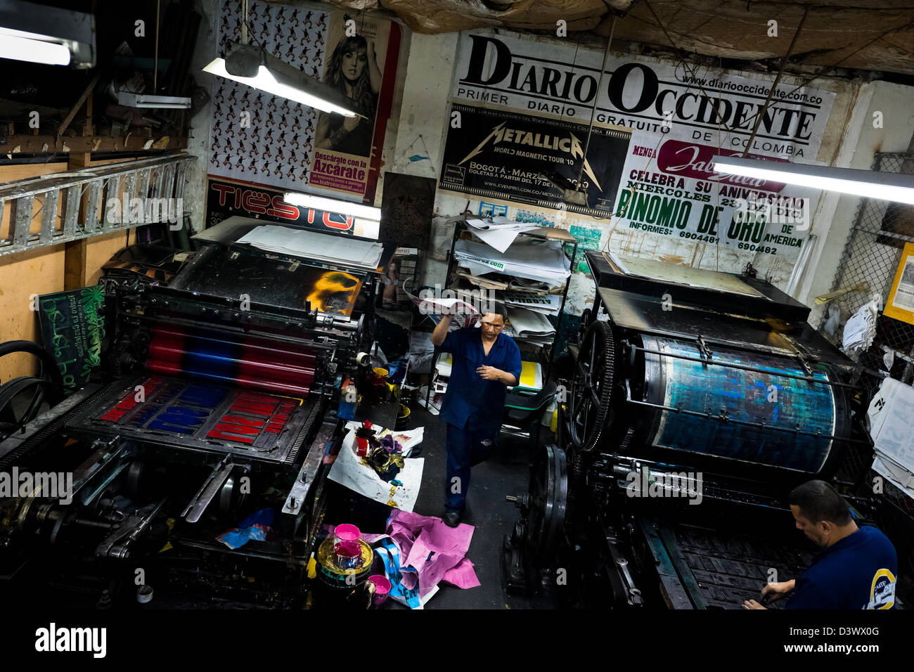 Kolumbianischer Meister Drucker bereiten die alten Buchdruck Maschinen für eine neue Ladung in der Druckerei in Cali, Kolumbien. Stockfoto