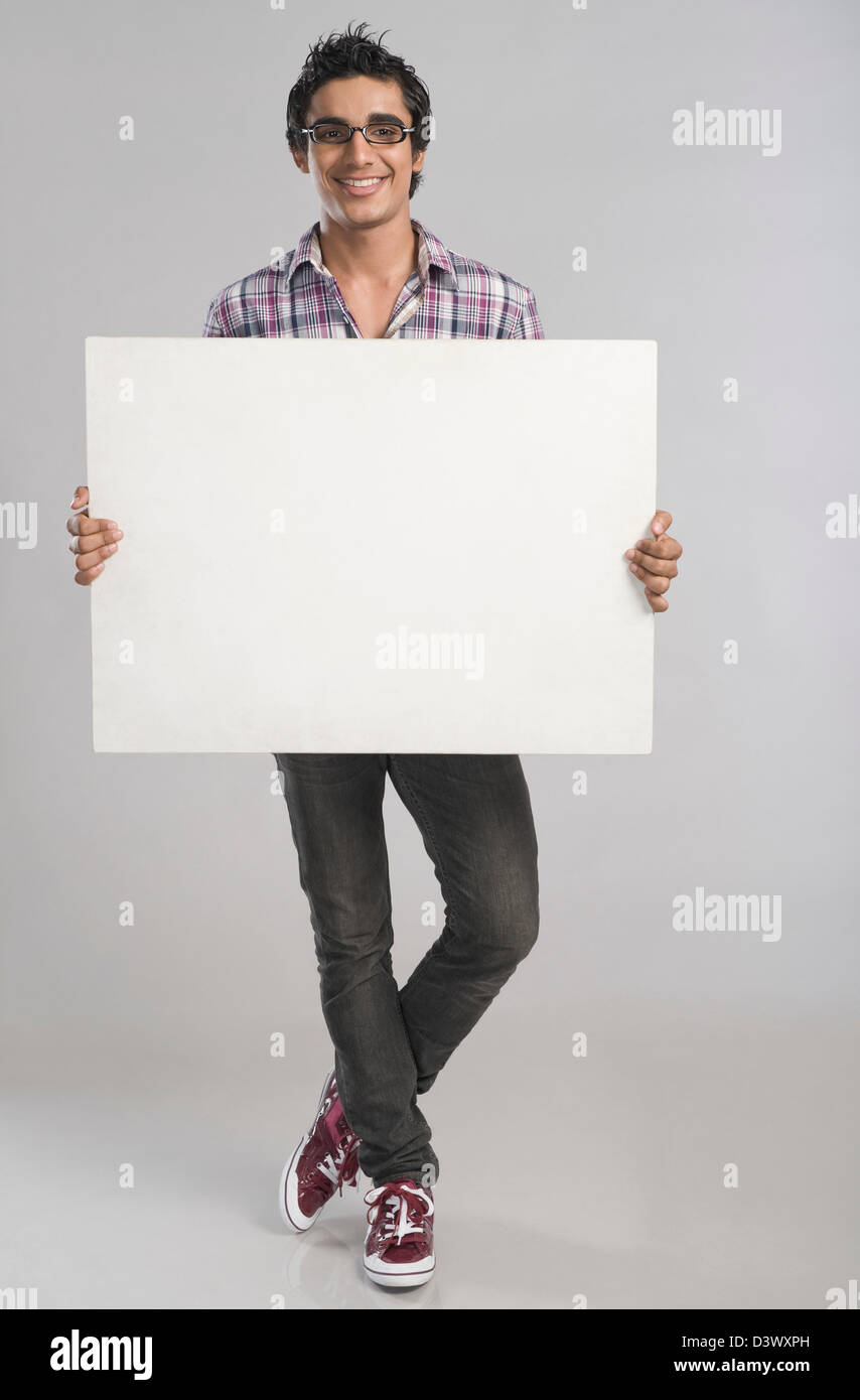 Mann, stehend mit einem Plakat Stockfoto