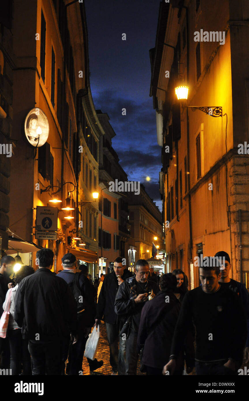 Rom-Straßenansicht in der Abenddämmerung, Italien Stockfoto