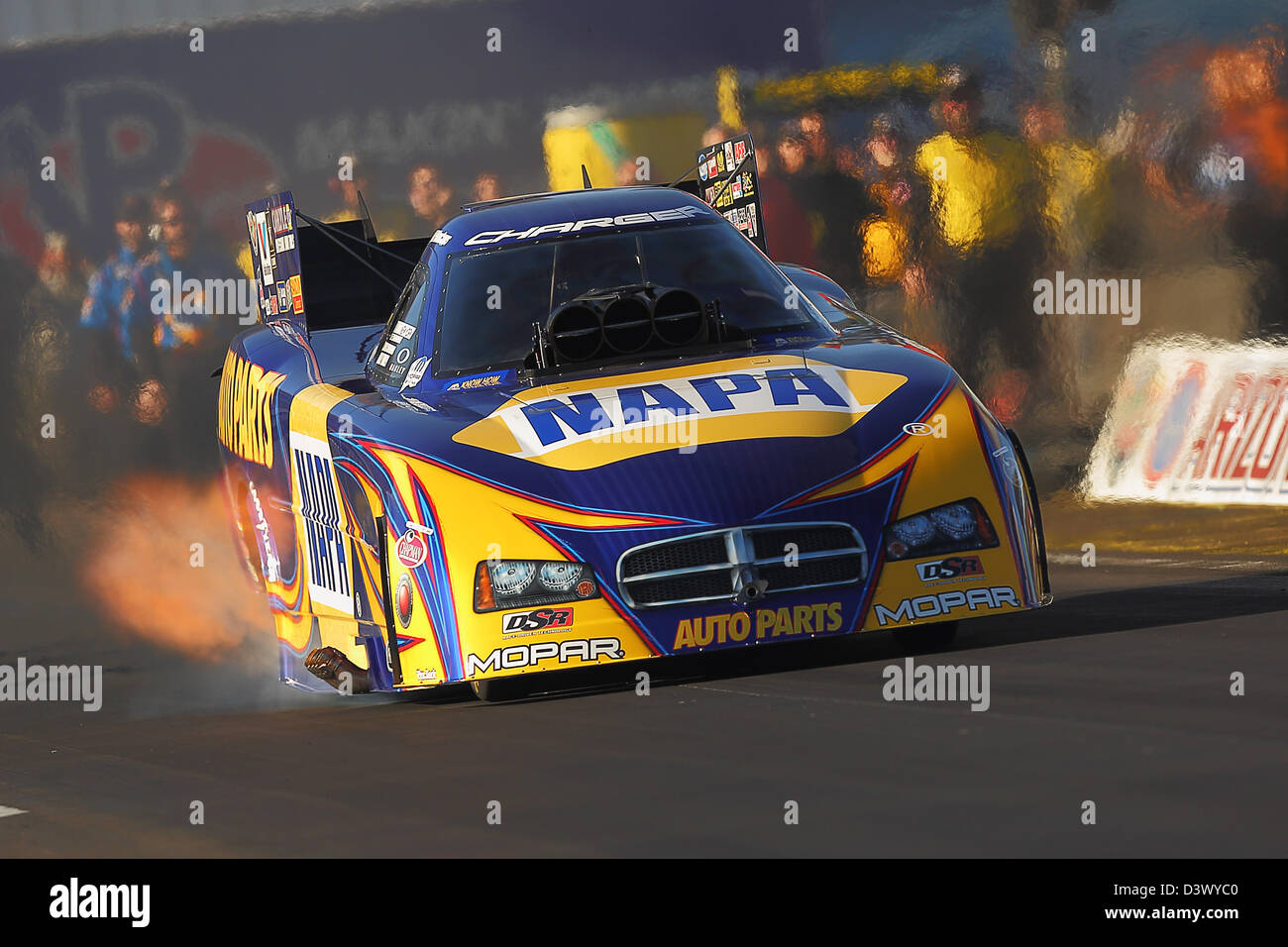 Chandler, Arizona, USA. 24. Februar 2013.  Ron Capps nimmt Top lustiges Auto Ehrungen während der NHRA Arizona Staatsangehörige - Mello Yello Drag Racing Serie letzte Ausscheidungsrunde auf dem Firebird International Raceway in Chandler, Arizona.  Bildnachweis: Aktion Plus Sportbilder / Alamy Live News Stockfoto