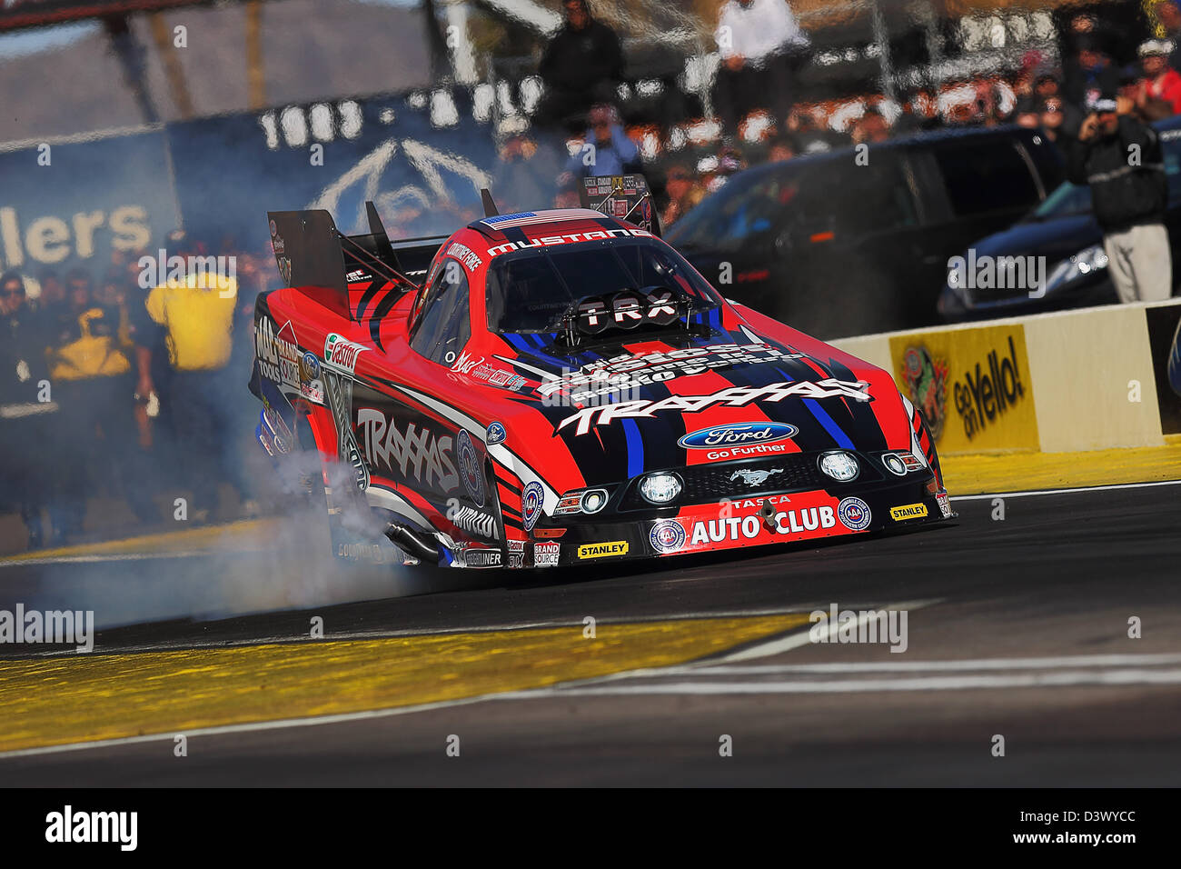 Chandler, Arizona, USA. 24. Februar 2013.  Courtney Force dreht sich die Reifen direkt an die Linie während der NHRA Arizona Staatsangehörige - Mello Yello Drag Racing Serie Finalausscheidung auf dem Firebird International Raceway in Chandler, Arizona Runden.  Bildnachweis: Aktion Plus Sportbilder / Alamy Live News Stockfoto