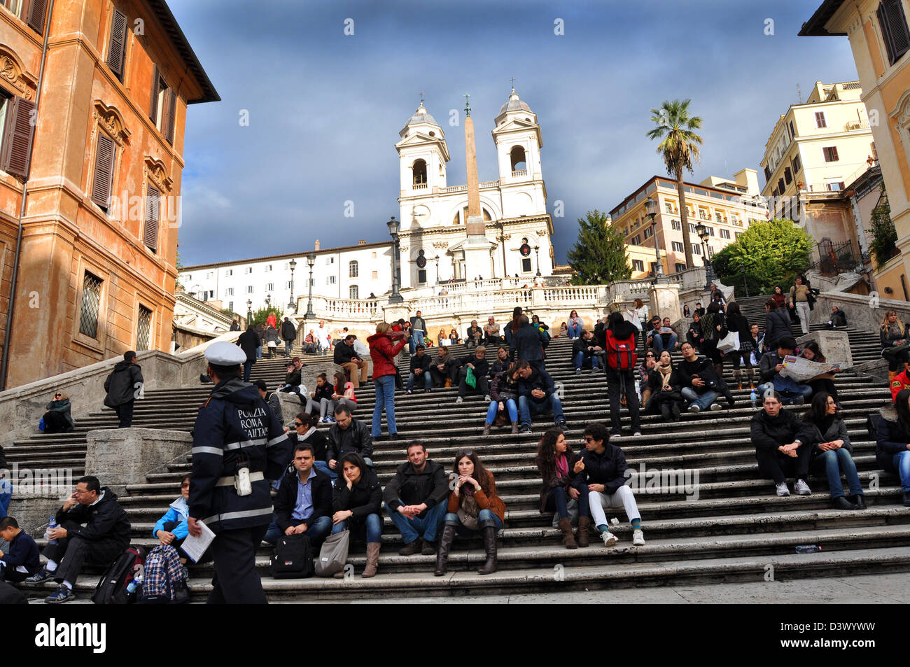 Menschenmassen Sonnen Herbst an die spanische Treppe, Piazza di Spagna, Rom, Italien. Stockfoto
