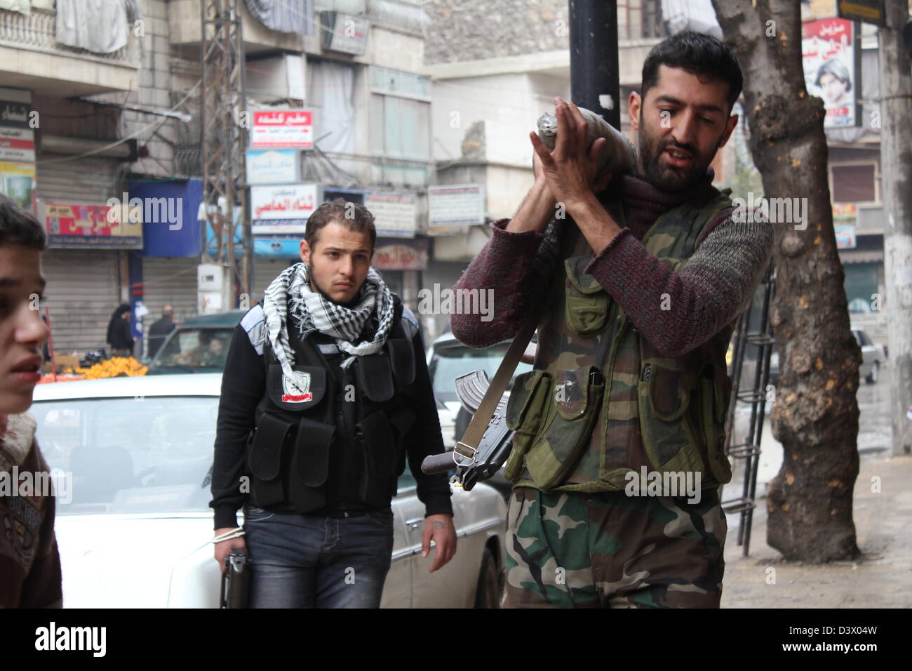 Syrischen Rebellen mit einem Mörser runden Stockfoto