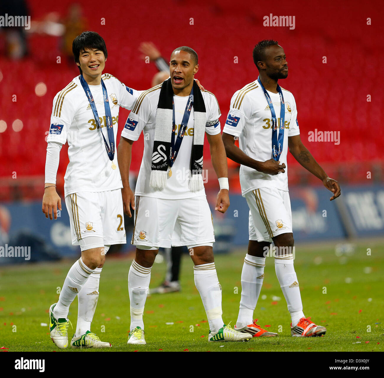 London, UK. 24. Februar 2013.  Swanseas Ashley Williams feiert mit Ki Sung-Yeung auf dem Schlusspfiff... Bradford City V Swansea City - Capital One Cup-Finale - Wembley Stadium, London-24/02/13 - Bild David Klein/Sportimage/Alamy Live News Stockfoto