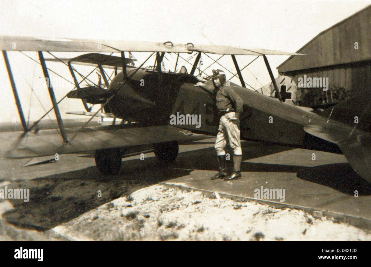Dieses Bild zeigt ein Foto von First Lieutenant Harry Haw zusammen mit einem Thomas-Morse-Flugzeug, das einen Moment in der Luftfahrtgeschichte mit einem Schwerpunkt auf der militärischen Luftfahrt des frühen 20. Jahrhunderts einfängt. Stockfoto
