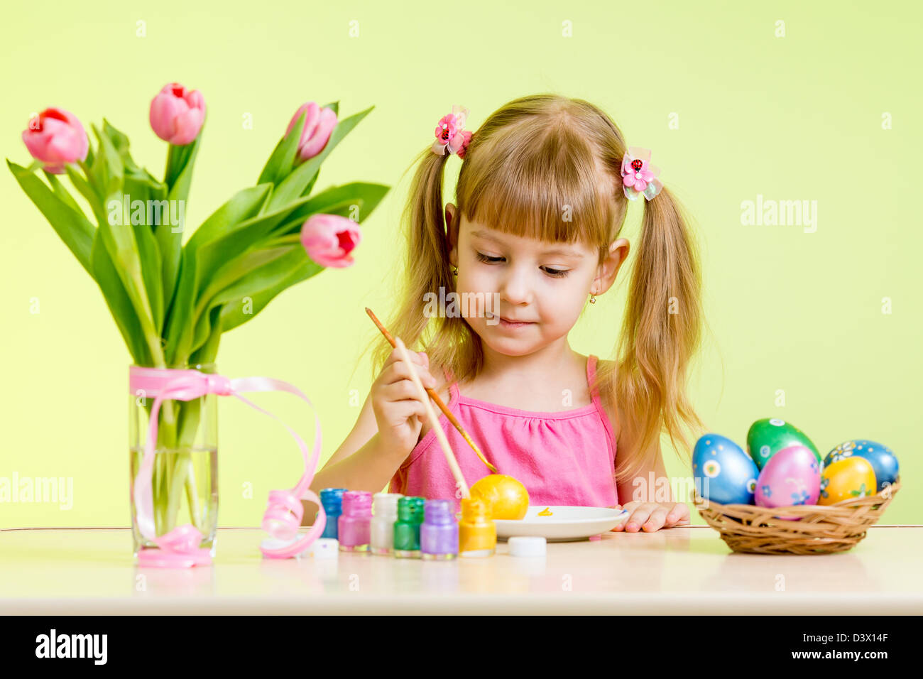 süßes Kind Mädchen bemalen von Ostereiern Stockfoto