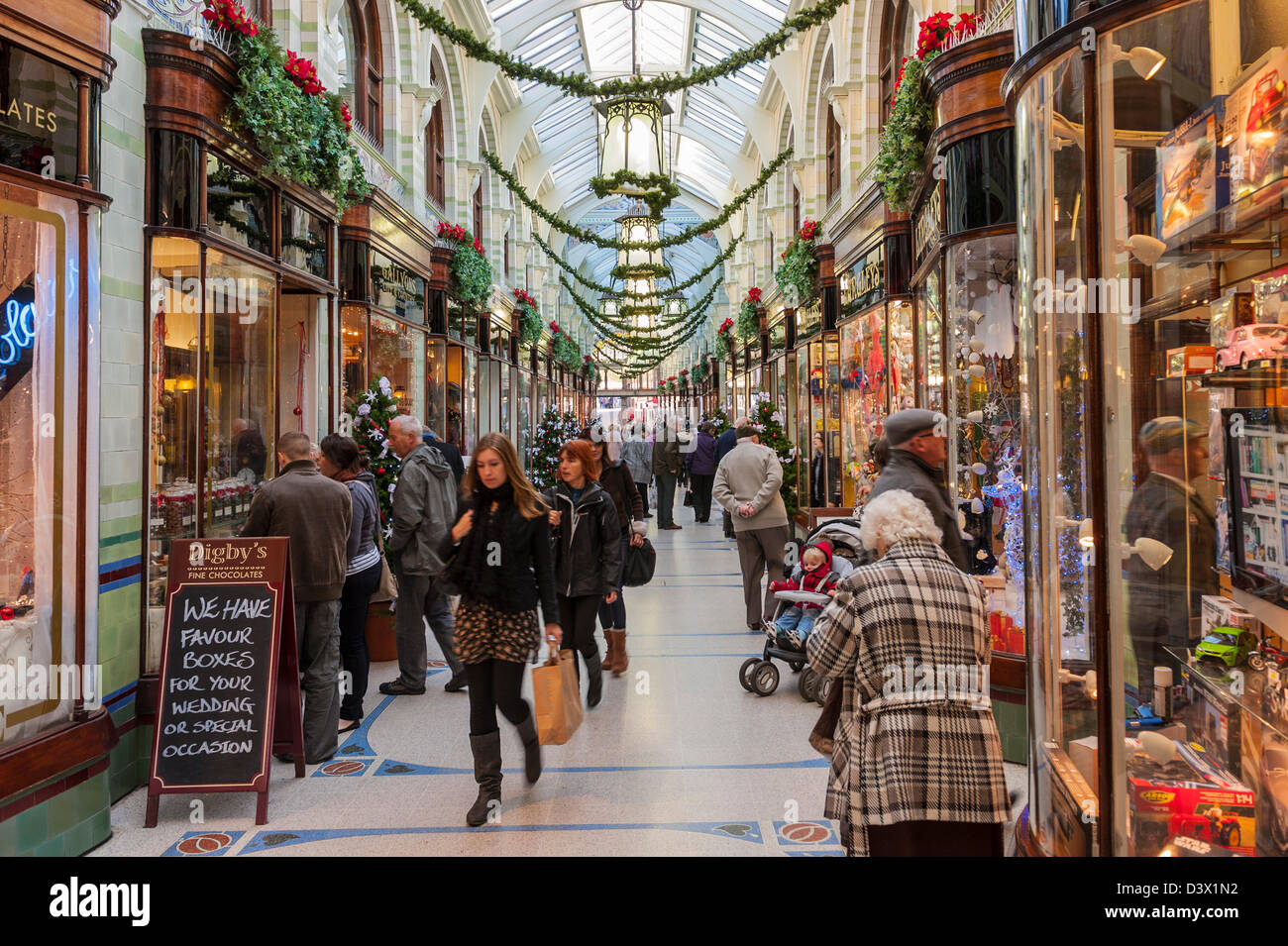 Weihnachtsschmuck in der Royal Arcade in Norwich, Norfolk, England, Großbritannien, Uk Stockfoto