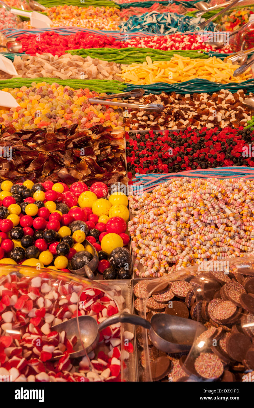 Verschiedene bunte Süßigkeiten zum Verkauf in einem Uk-stall Stockfoto