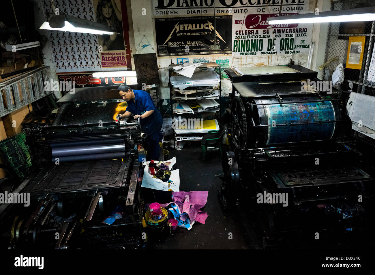 Eine Kolumbianische master Drucker bereitet die alten Buchdruck Maschinen für einen neuen Laden in der Druckerei in Cali, Kolumbien. Stockfoto