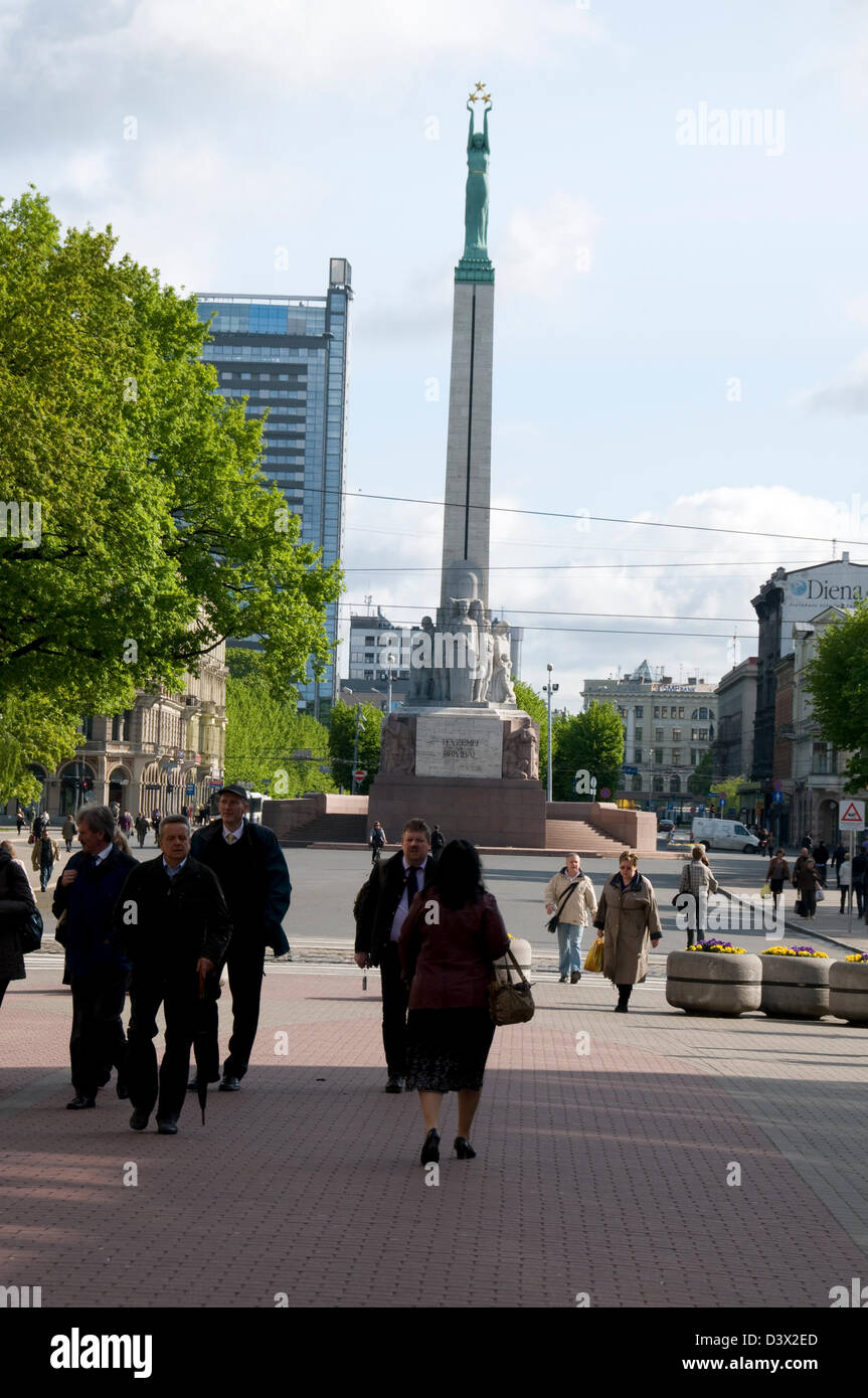 Einkäufer auf der Klku iela, der Hauptverkehrsstraße zum Platz der Freiheit und dem großen Denkmal in der Altstadt von Riga, Riga, Lettland, den baltischen Staaten Stockfoto
