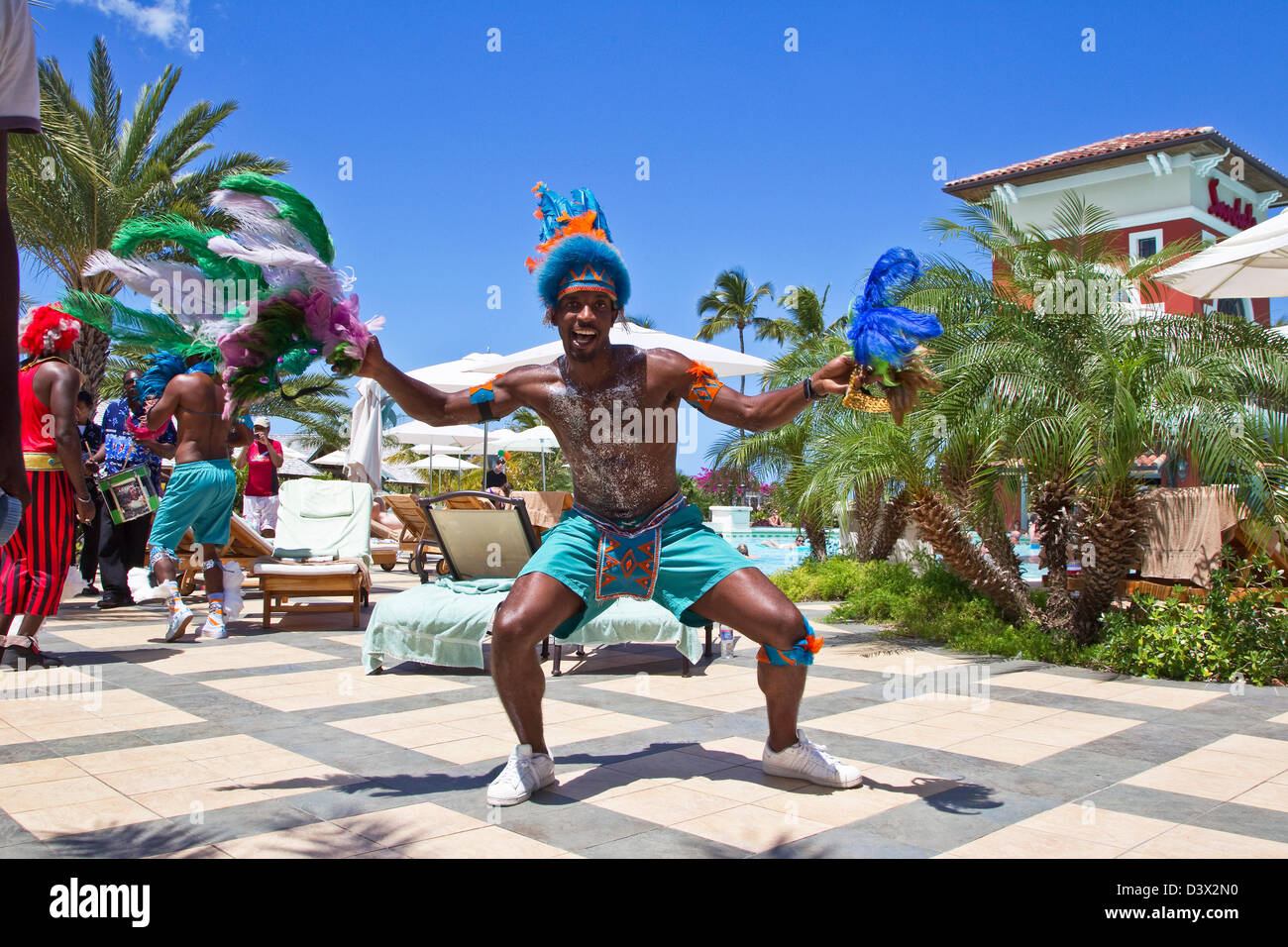Tänzer in bunten Kostümen an Sandals Antigua, Antigua, Karibik Stockfoto