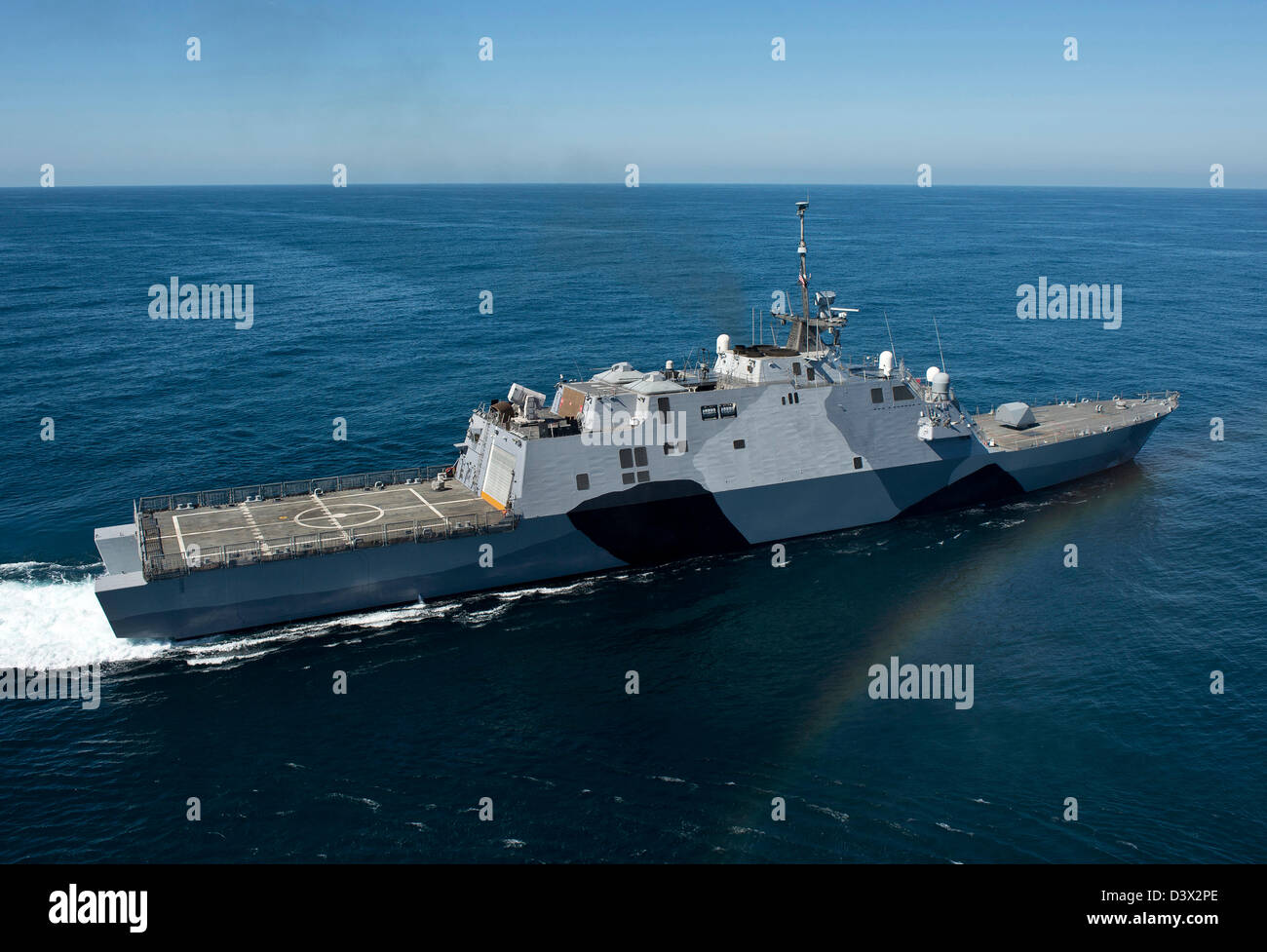 Littoral Combat ship USS Freedom im Gange Durchführung von Probefahrten 25. Februar 2013 vor der Küste von Süd-Kalifornien. Freiheit, das Typschiff der Freiheit Variante des LCS, wird voraussichtlich in diesem Frühjahr nach Südostasien bereitstellen. Stockfoto