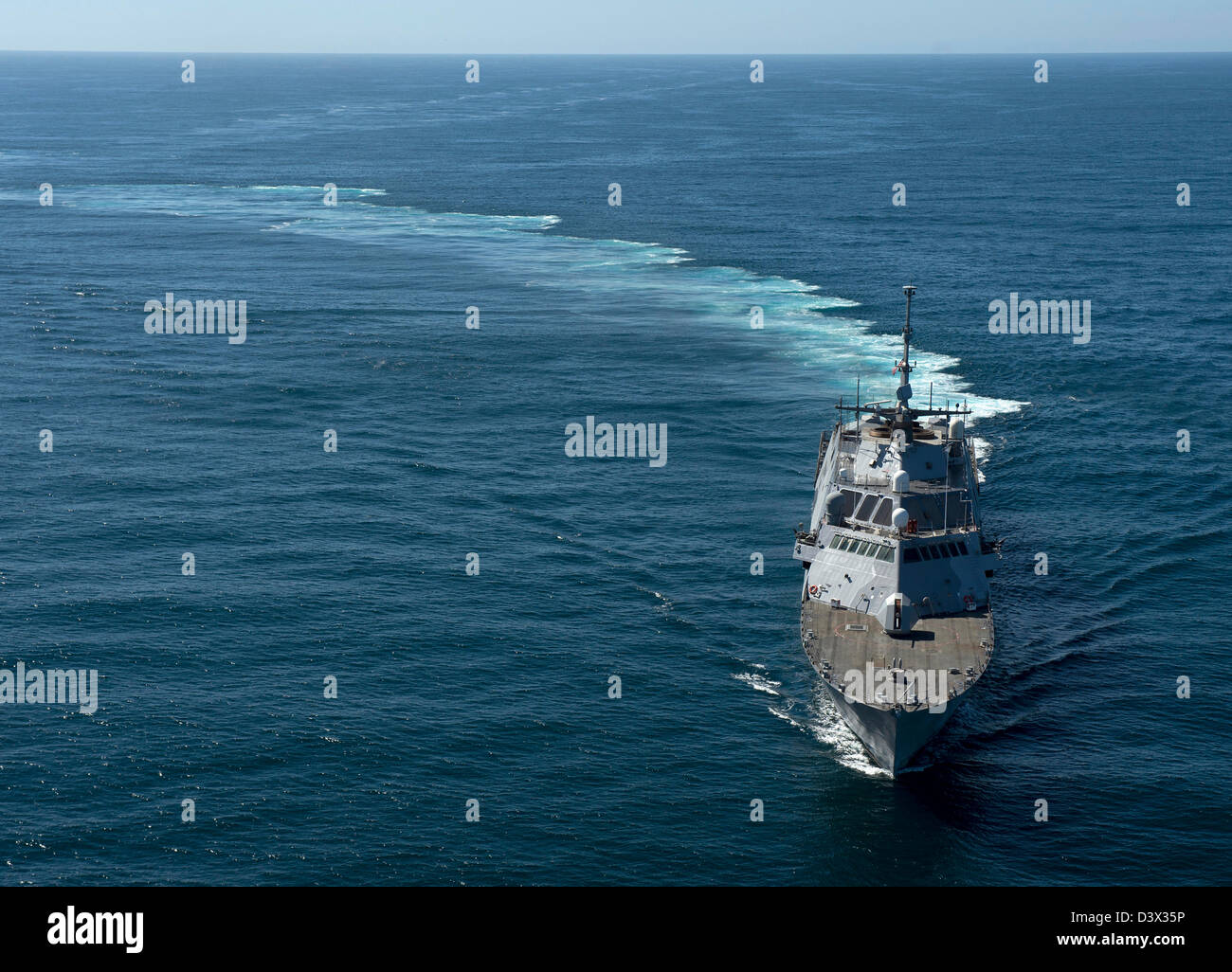 Littoral Combat ship USS Freedom im Gange Durchführung von Probefahrten 25. Februar 2013 vor der Küste von Süd-Kalifornien. Freiheit, das Typschiff der Freiheit Variante des LCS, wird voraussichtlich in diesem Frühjahr nach Südostasien bereitstellen. Stockfoto